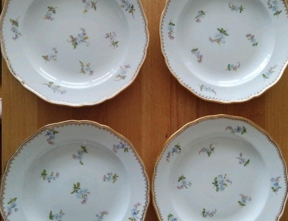 Image 1 of 4 vintage Meissen porseleinen taartschalen met bloemmotief en gouden rand.
