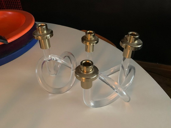 Image 1 of Dos candelabros retorcidos de lucita dorada de Elaine Bscheider para Dorothy Thorpe