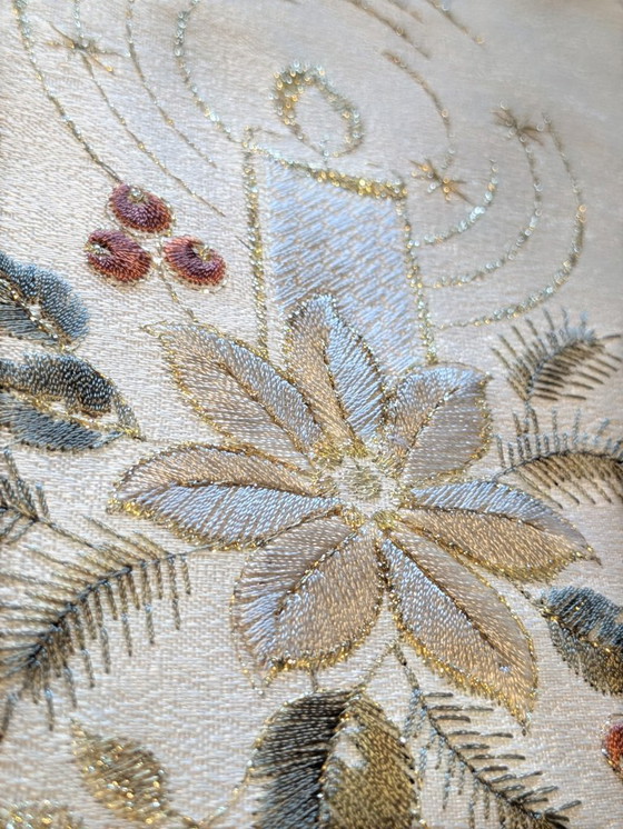 Image 1 of Ovale Vintage Weihnachts-Tischdecke von SANDER – Weiß mit grün/rot/goldenem Dekor