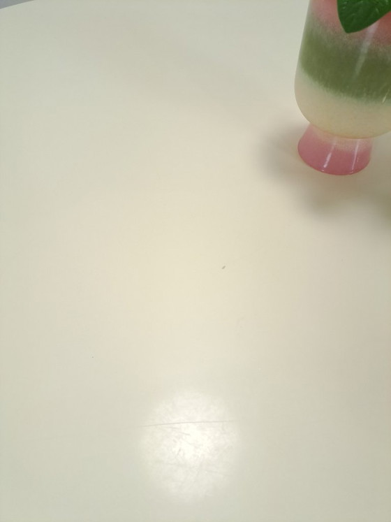 Image 1 of Runder, cremefarbener Esstisch mit gerippten Beinen