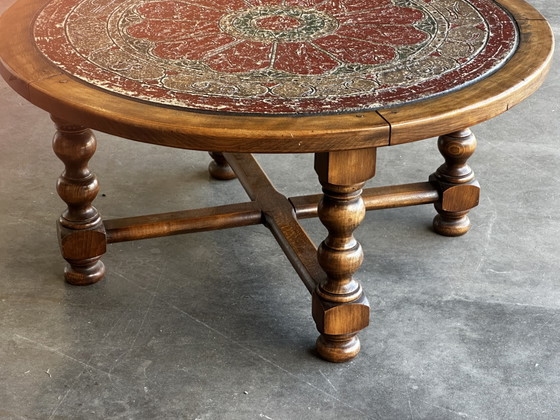 Brutalistische ronde salontafel van hout en veelkleurig leer met dierenriemdecoratie. – Wood, Leather (photo 5 of 12)