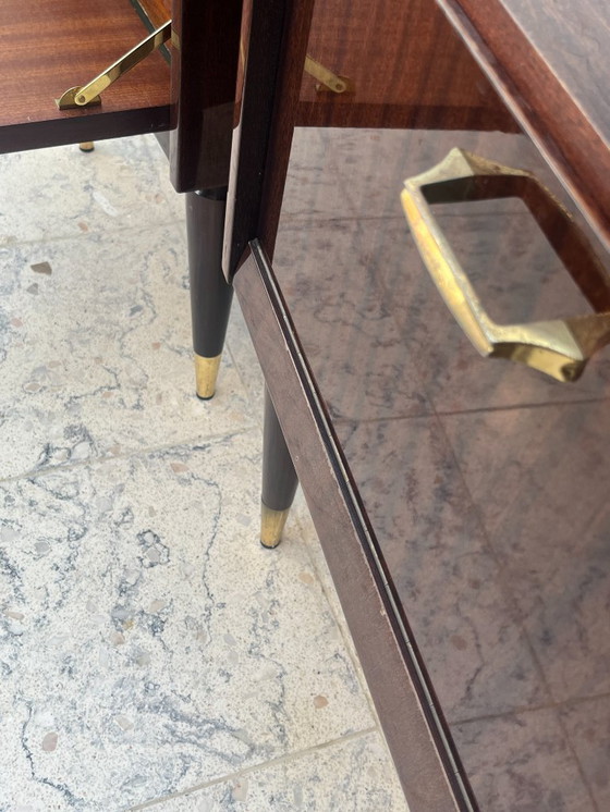 Image 1 of Een paar vintage nachtkastjes uit de jaren 60 met messing spijlenpoten.