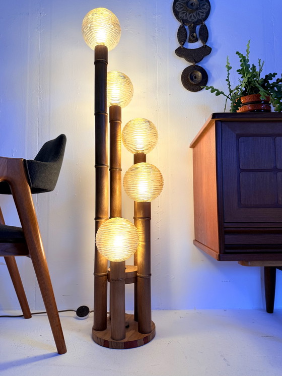 Image 1 of Brutalistische vloerlamp, bamboe & glas ‘80