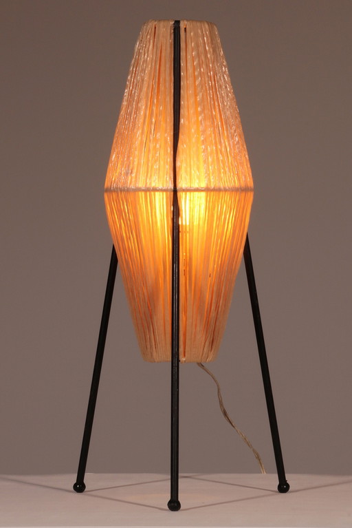 Charmante Franse driepoot tafellamp uit 1960 met geweven sisal