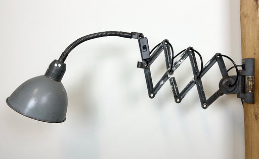 Lampada da parete industriale grigia a forbice di Elektroinstala, anni '60