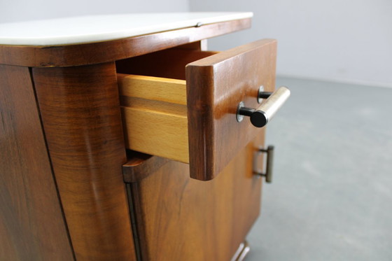 Image 1 of Table de nuit des années 1940 en finition noyer avec plateau en verre, Tchécoslovaquie