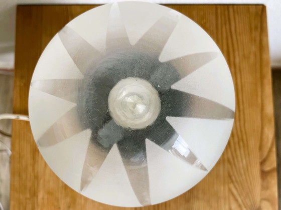 Image 1 of Kleine portugiesische Tischlampe aus schwarz lackiertem Holz mit einem Lampenschirm aus mattiertem Glas