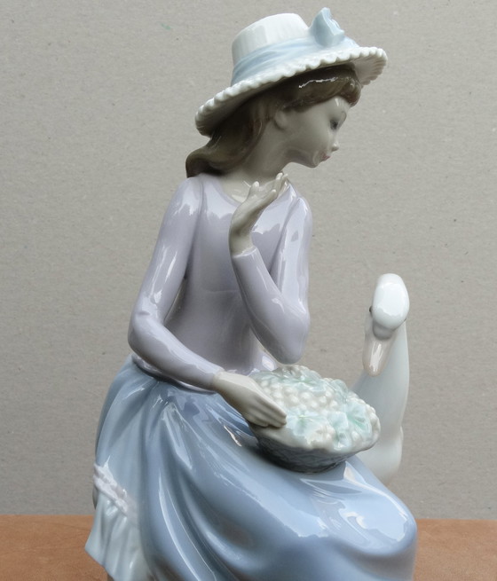 Image 1 of Meisje met een eend, Lladro, Meisje met een witte eend, Jong meisje met een eend