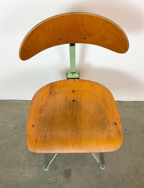 Chaise d'atelier industrielle verte, années 1950 – Tabourets, Iron (photo 6 of 18)