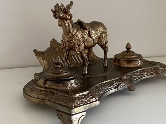 Image 1 of Écritoire à Double Encriers Modèle Atypique Métal Doré Patiné Décor Mulet Orient