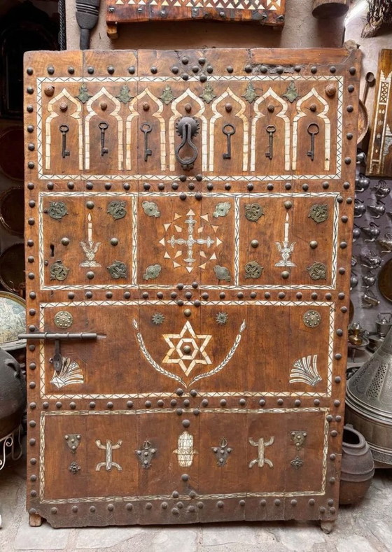 Image 1 of Patrimonio berbero: antica porta decorata con ossa di cammello