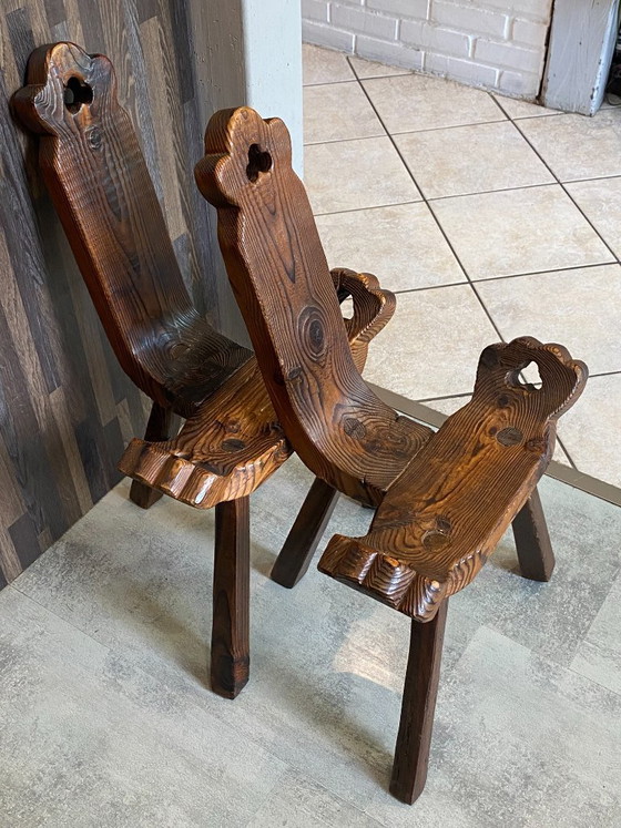 Image 1 of antieke brutalistische driepootstoel nr. 1, gesneden uit massief hout
