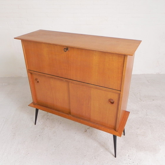 Image 1 of Secretaire met schuifdeuren op ranke poten, jaren 50