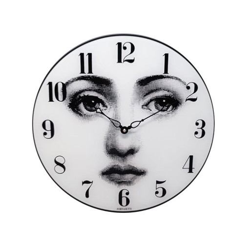 Horloge murale en verre des années 1990, signée Fornasetti. Fabriquée en Italie.