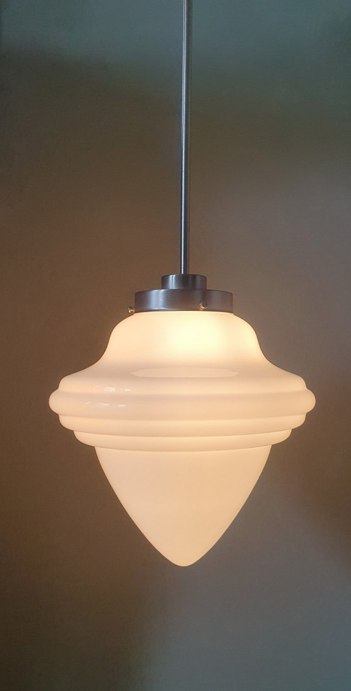 Lampada a sospensione Art Déco 'Eikel'. Vetro opalino con cornice in nichel opaco.