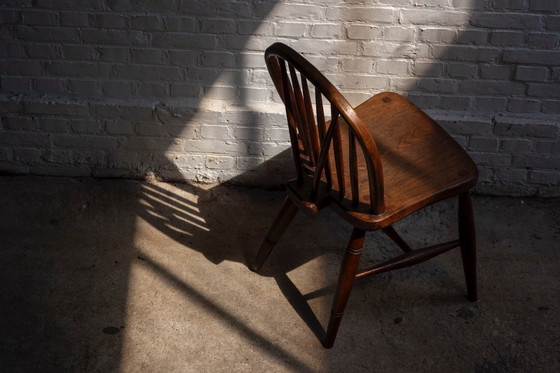 Image 1 of Vroege Charles Gibbons Windsor-stoel van iephout, 1889, High Wycombe