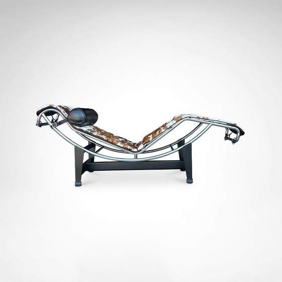 Image 1 of Chaise longue double LC4 en peau de poney, conçue par Le Corbusier pour Cassina dans les années 1990.