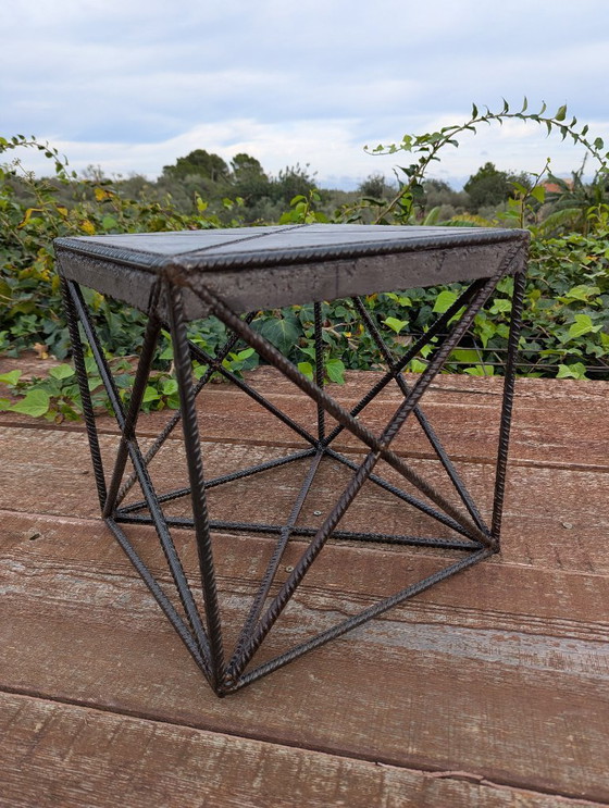 Image 1 of CUBE X Brutalistischer Skulpturentisch aus Beton und Stahl – Wallavibe Design