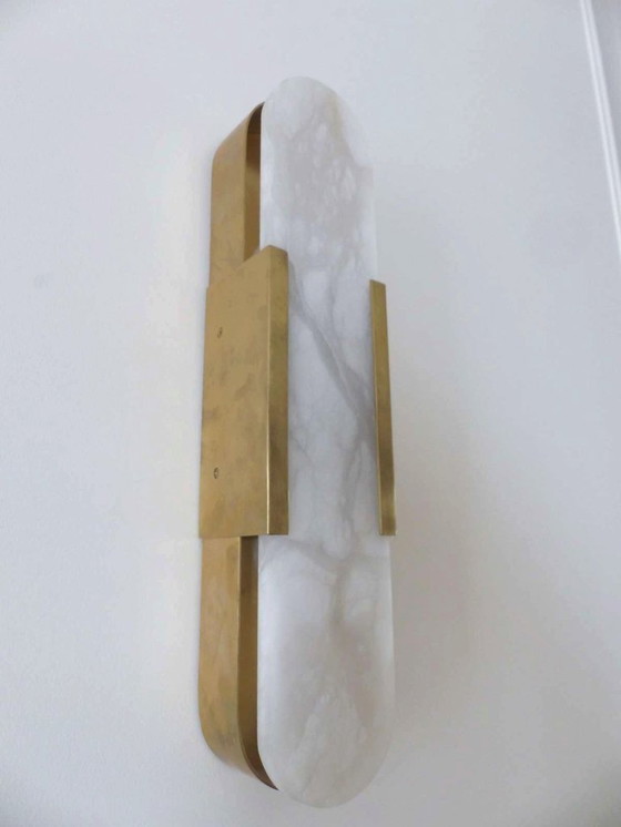 Image 1 of Set aus 2 Wandleuchten „Elongated Melange“ aus Messing und Naturalabaster von VISUAL COMFORT, entworfen von Kelly Wearstler