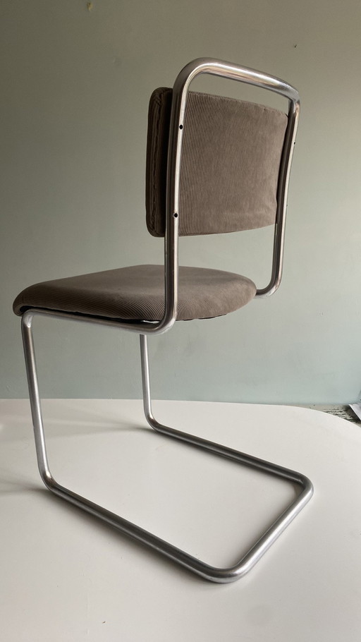 vier Gispen eetkamerstoelen 102 en 101