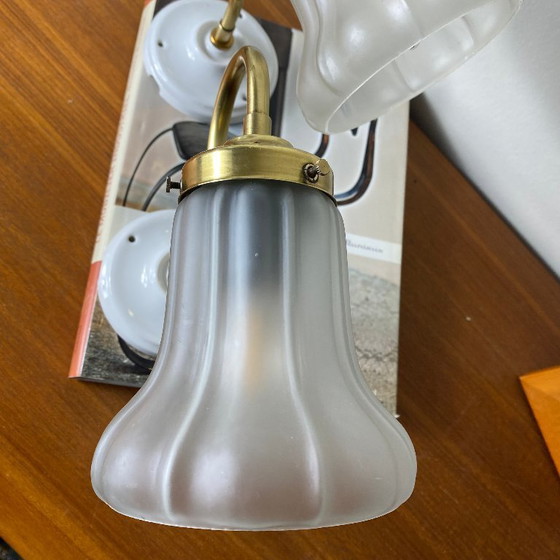 Image 1 of Coppia di applique da parete a collo di cigno in ottone, paralumi a tulipano in vetro trasparente, rosette in porcellana