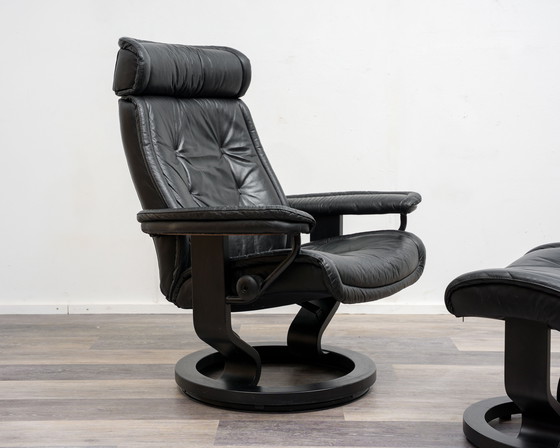 Image 1 of Sillón reclinable escandinavo con reposapiés, fabricante Stressless Ekornes, modelo “Prince”, cuero negro.