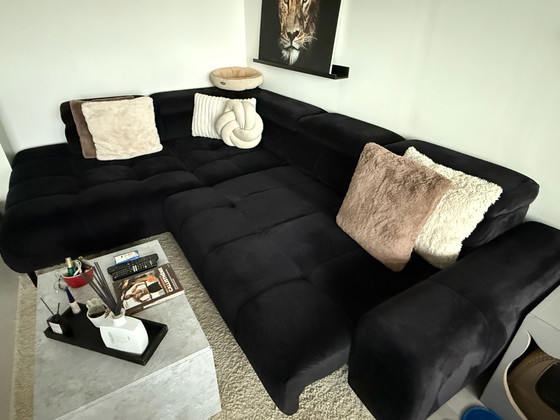 WERSAL Plaza L Design Corner Sofa - Black - Electric Seat, Velvet, Polyester (photo 5 of 7)