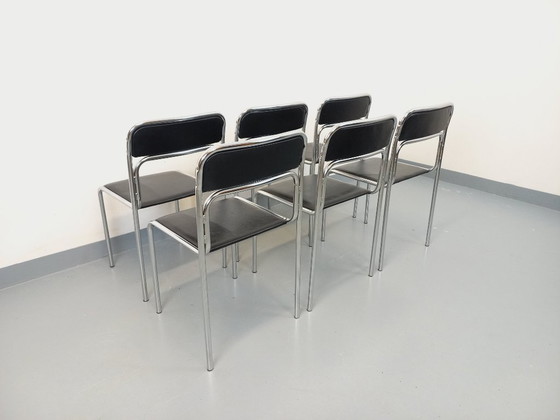 Image 1 of Suite de 6 chaises italiennes empilables vintage en métal chromé et skai noir des années 70 80