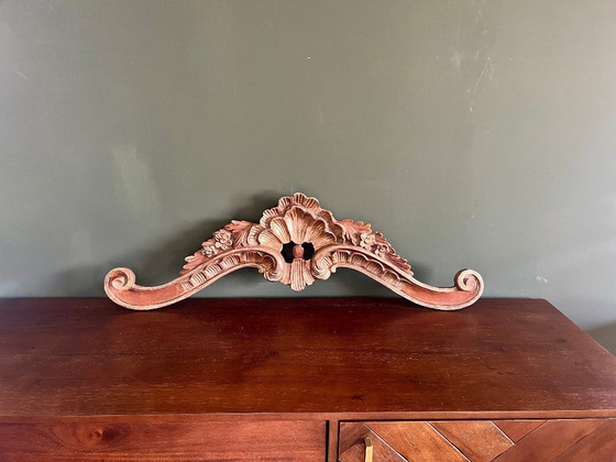 Image 1 of Supraporte en bois sculpté à la main de style baroque. Probablement fabriqué au début des années 1900 et en très bon état.