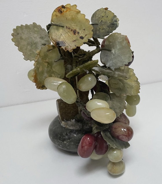 Image 1 of Wijnrank met bladeren en druiven in steen en bewerkte jade, China, midden 20e eeuw