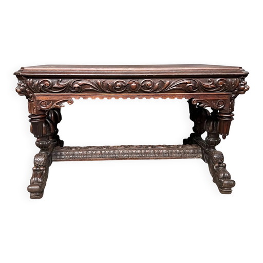 Table ancienne en chêne sculpté de style gothique flamand. – consoles
