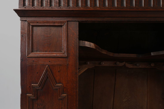 Image 1 of Armadio antico francese in quercia intagliato a mano del XVI secolo