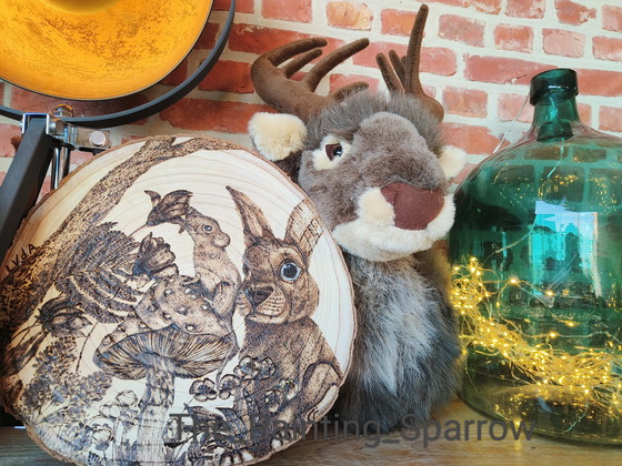 Image 1 of Dibujo pirograbado sobre disco de tronco de árbol: mundo de cuento de hadas