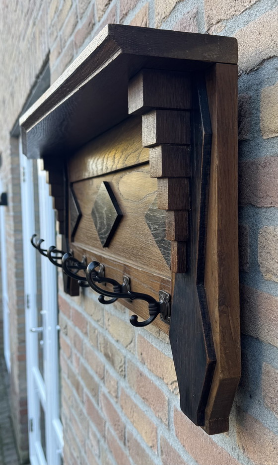Image 1 of Porte-manteau de l'école d'Amsterdam | vers 1920 | Chêne massif | Une pièce qui attire tous les regards
