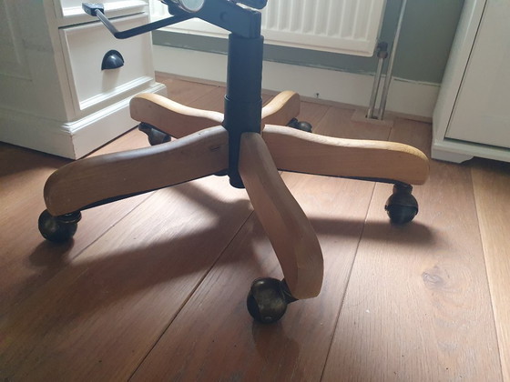 Image 1 of Delightful oak wood desk chair 