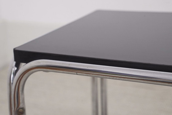 Image 1 of Tavolino laterale Bauhaus cromato con piano in acciaio tubolare e MDF nero, panca/mensola in stile Laccio di Marcel Breuer