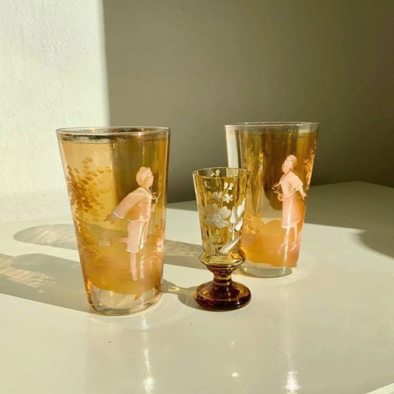 Image 1 of Paar antiker böhmischer Mary Gregory-Trinkgläser aus bernsteinfarbenem Glas, handbemalt mit Emaille, ca. 1890-1910