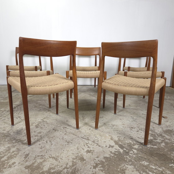 Image 1 of Volledig gerestaureerd 8x Niels Møller model 77 eetkamerstoel teak nieuw papercord