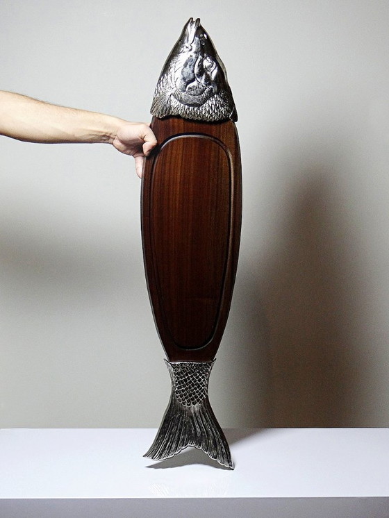 Image 1 of Grand plateau de service à saumon bois et métal argenté vintage années 60