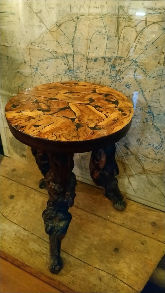 Sgabello brutalista a treppiede realizzato con ceppi di vite. – Sgabelli, Wood (photo 7 of 17)