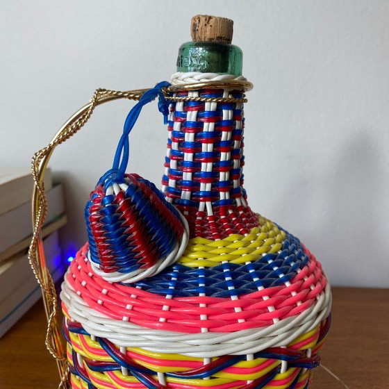 Image 1 of Oude glazen fles en plastic vlechtwerk scoubidou