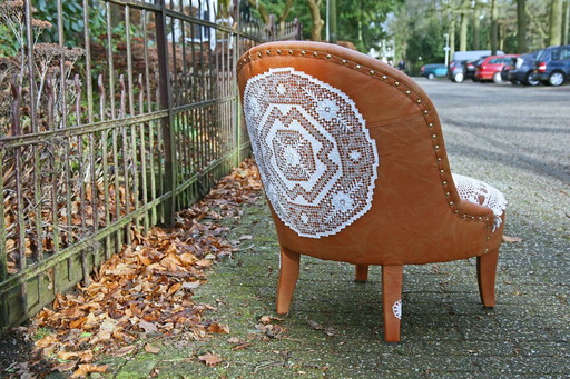 Fauteuil bombé classique en cuir avec crochets et dentelles
