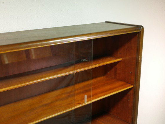 Image 1 of Vintage Vitrine 60er Jahre, Bücherschrank mit Glasschiebetüren, Mid Century Wohnzimmerschrank aus Buche & Eiche, Germany