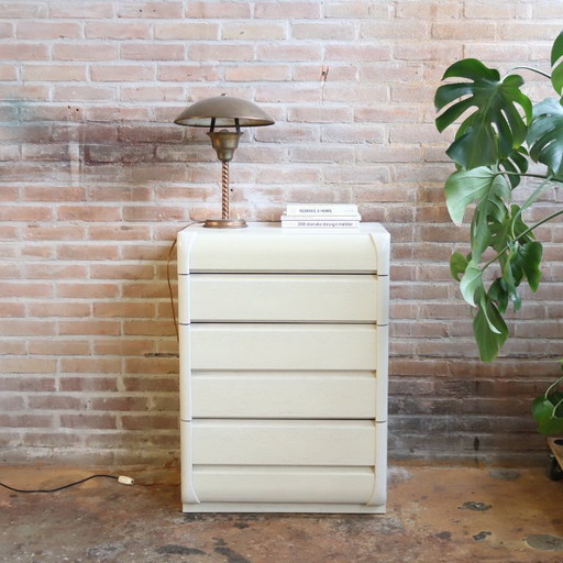 Cómoda vintage en un espacio posmoderno