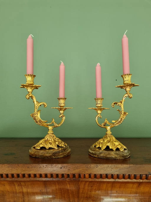 Französische Rokoko-Kerzenleuchter zum Aufhängen, zweiarmig auf Marmorsockel, barock vergoldet, 17 x 27 cm