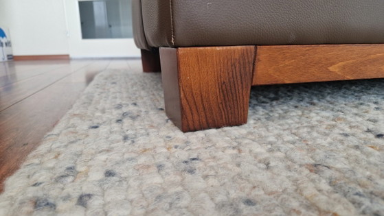 Zwei braune Ledersofas, Sitzecke, Holz (Foto 4 von 14)