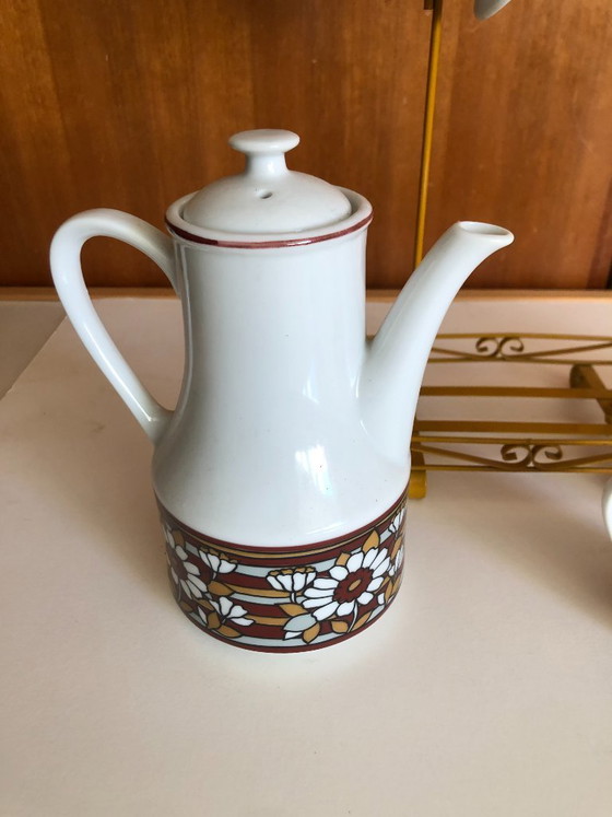 Image 1 of Vintage retro theeservies flower power jaren 60 waarschijnlijk van het merk Enesco aan bijbehorend metalen rek hoogte 32 b 28 d 