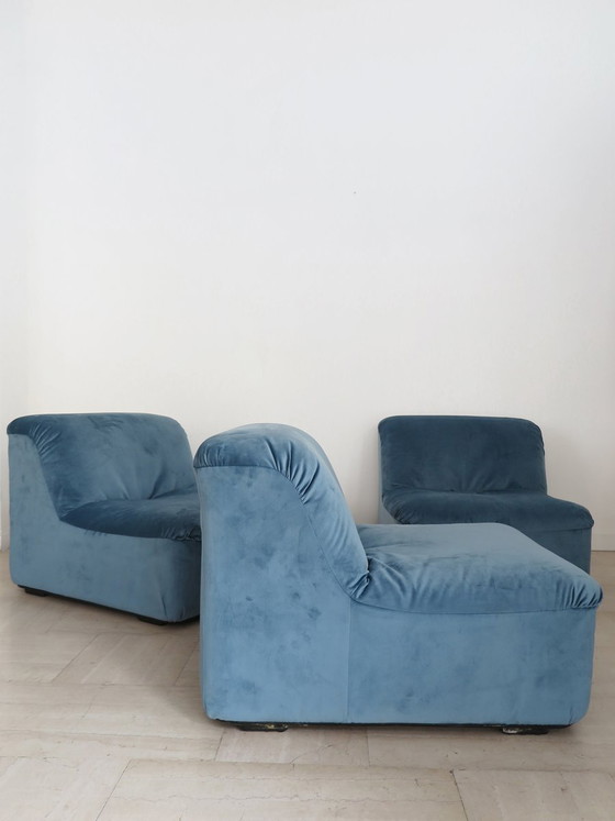 Fauteuils en velours bleu, Italie, années 70, lot de 3 – Plastique (photo 4 of 12)
