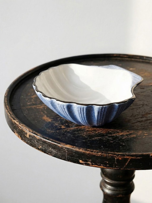 Zeldzame grote vintage Christian Dior sieradenbak uit de jaren 80, gemaakt van keramiek in de vorm van een sint-jakobsschelp.