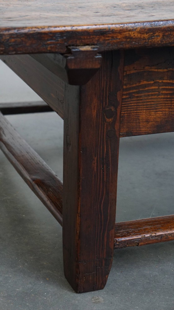 Image 1 of Quadratischer antiker südeuropäischer Couchtisch aus dem frühen 19.